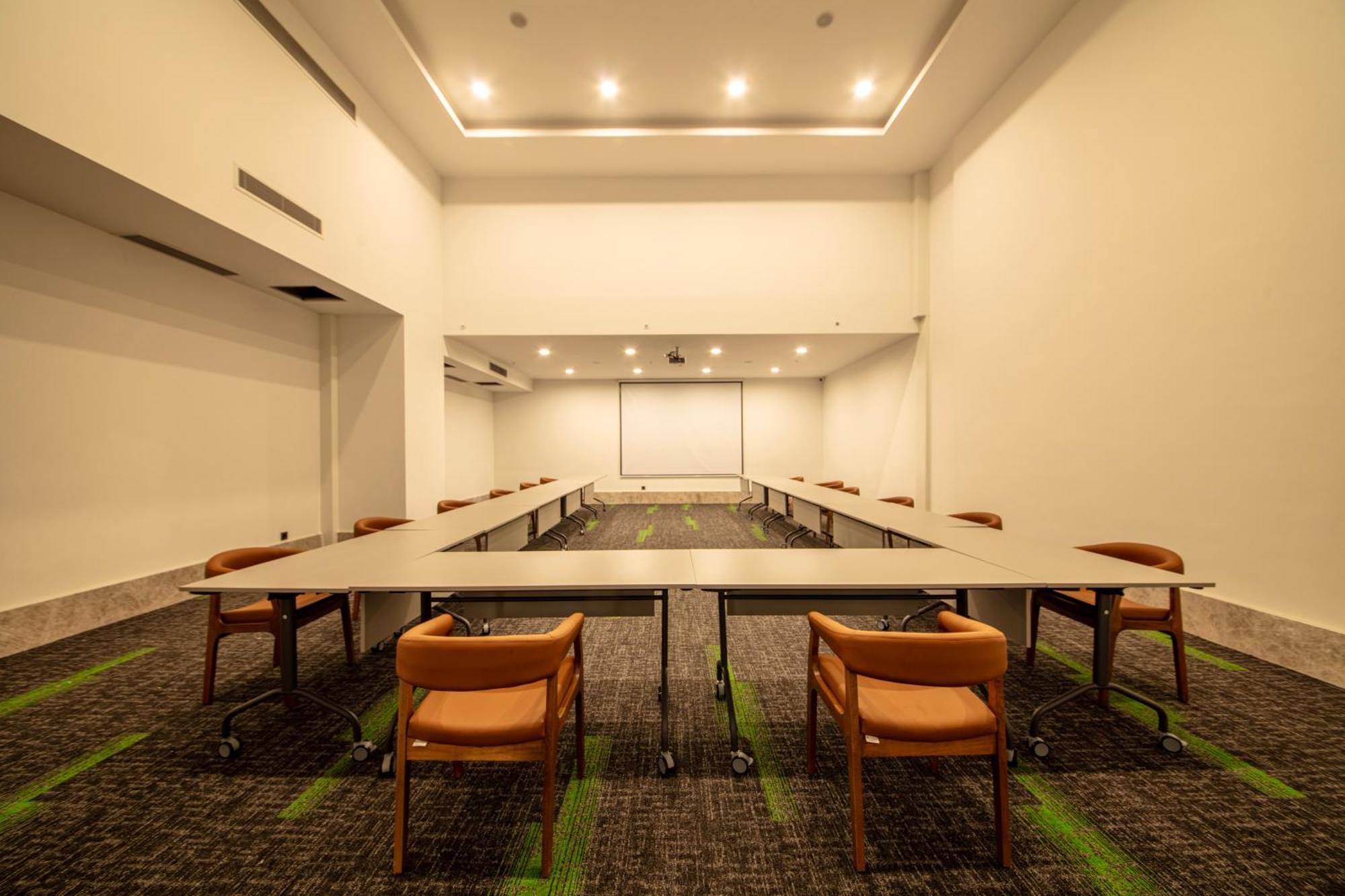Hotel V Center 4*