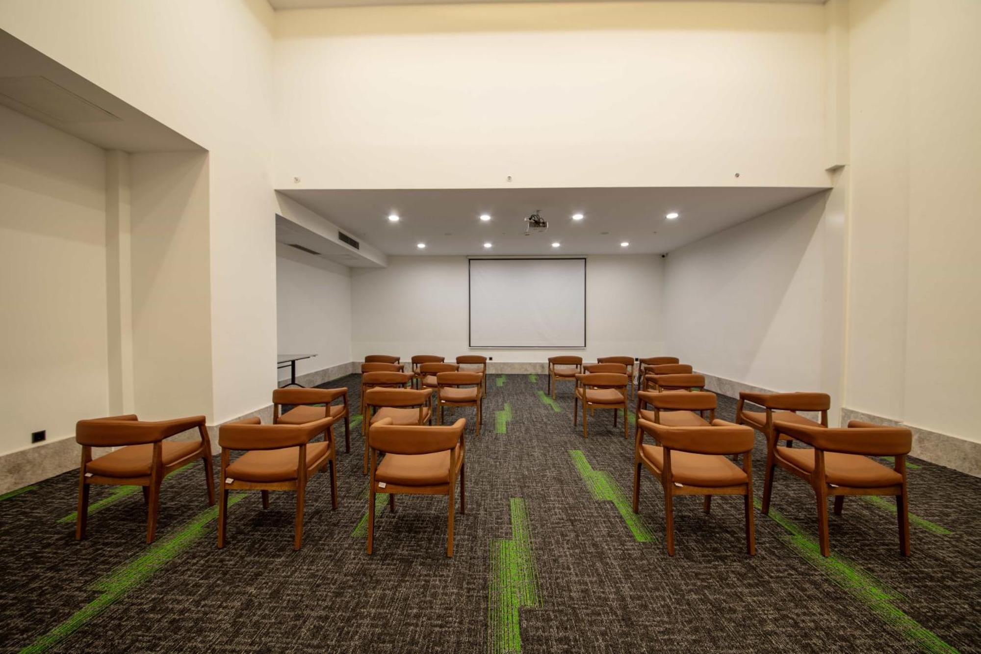 V Center Hotel 4*